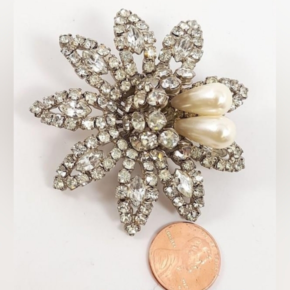 Weiss VTG Faux Pearls Rhinestones Unique Signed Mid-Century  Brooch - Picture 12 of 16